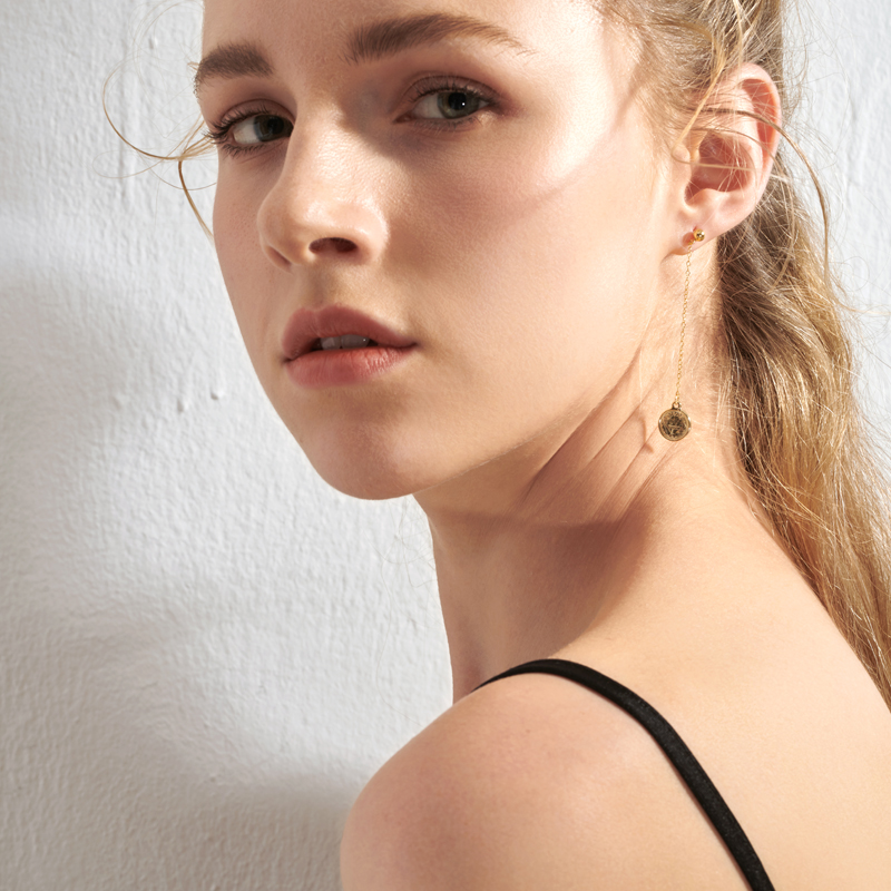 Female coin length asymmetric earrings