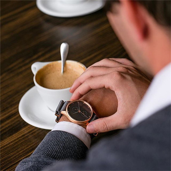 Trendy and simple men's quartz watch