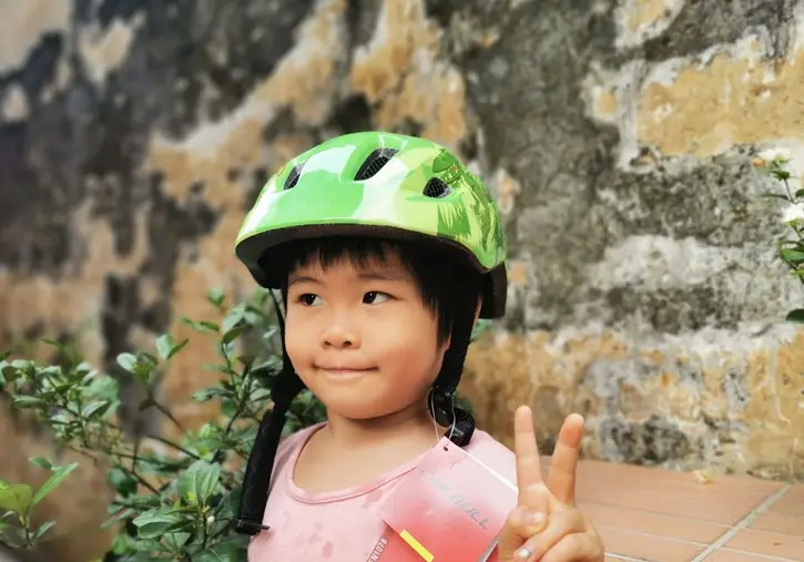 Balanced wheel sliding riding helmet