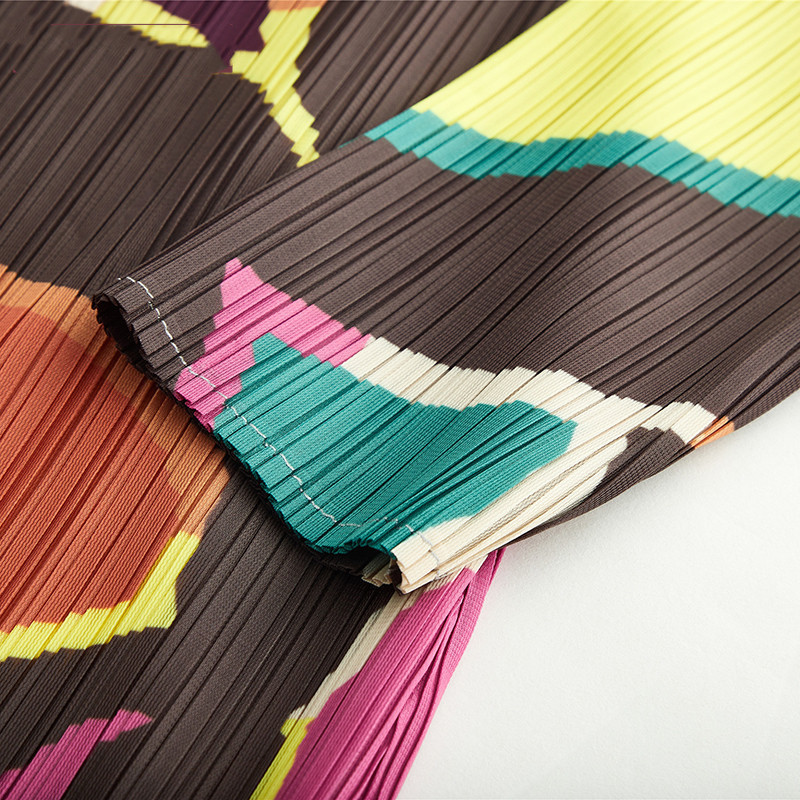 Contrast pleated dress