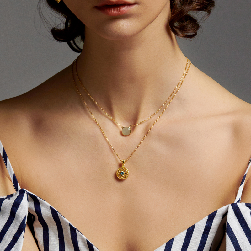 White mother-of-pearl snowflake necklace