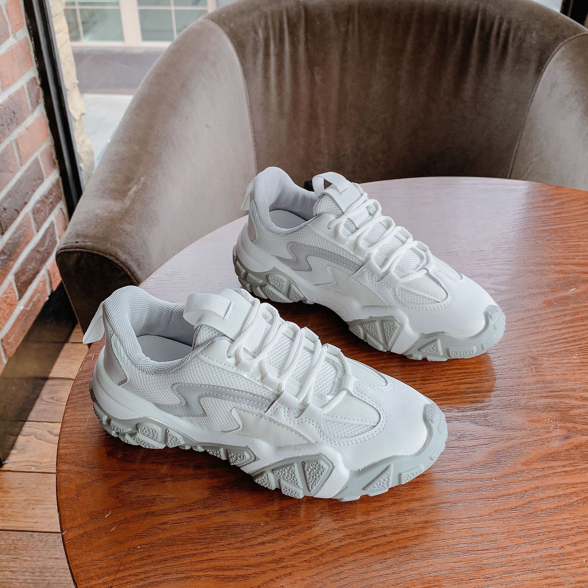 Women's casual sports shoes