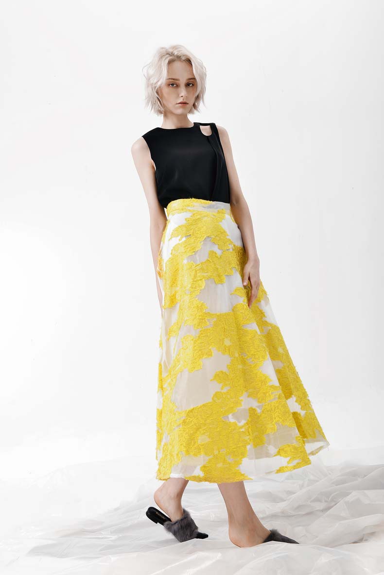 Three-dimensional embroidered skirt