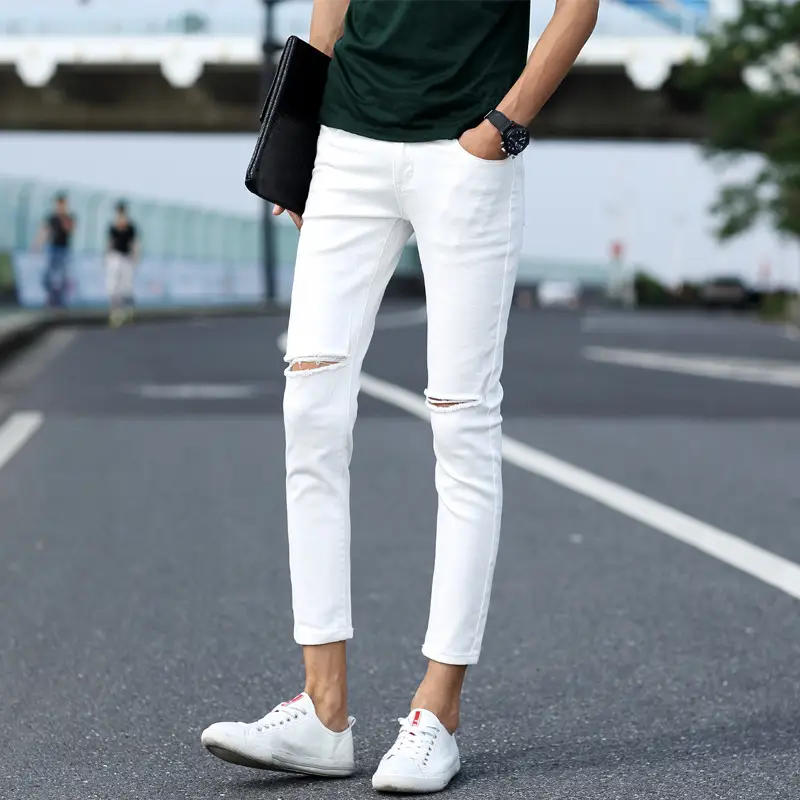 Cropped jeans with holes in the knee