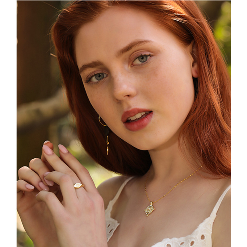 Three-dimensional carved ring