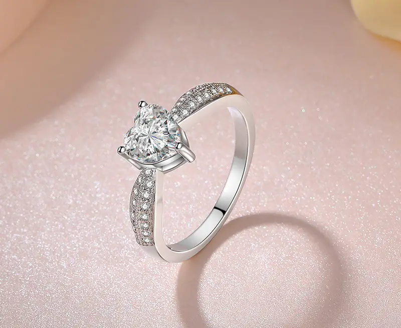 Heart-shaped ring simulation gem ring