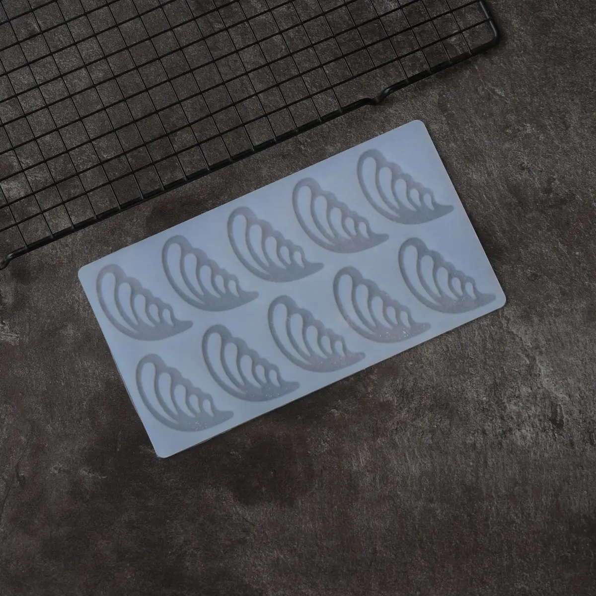 Wing shape cake mold