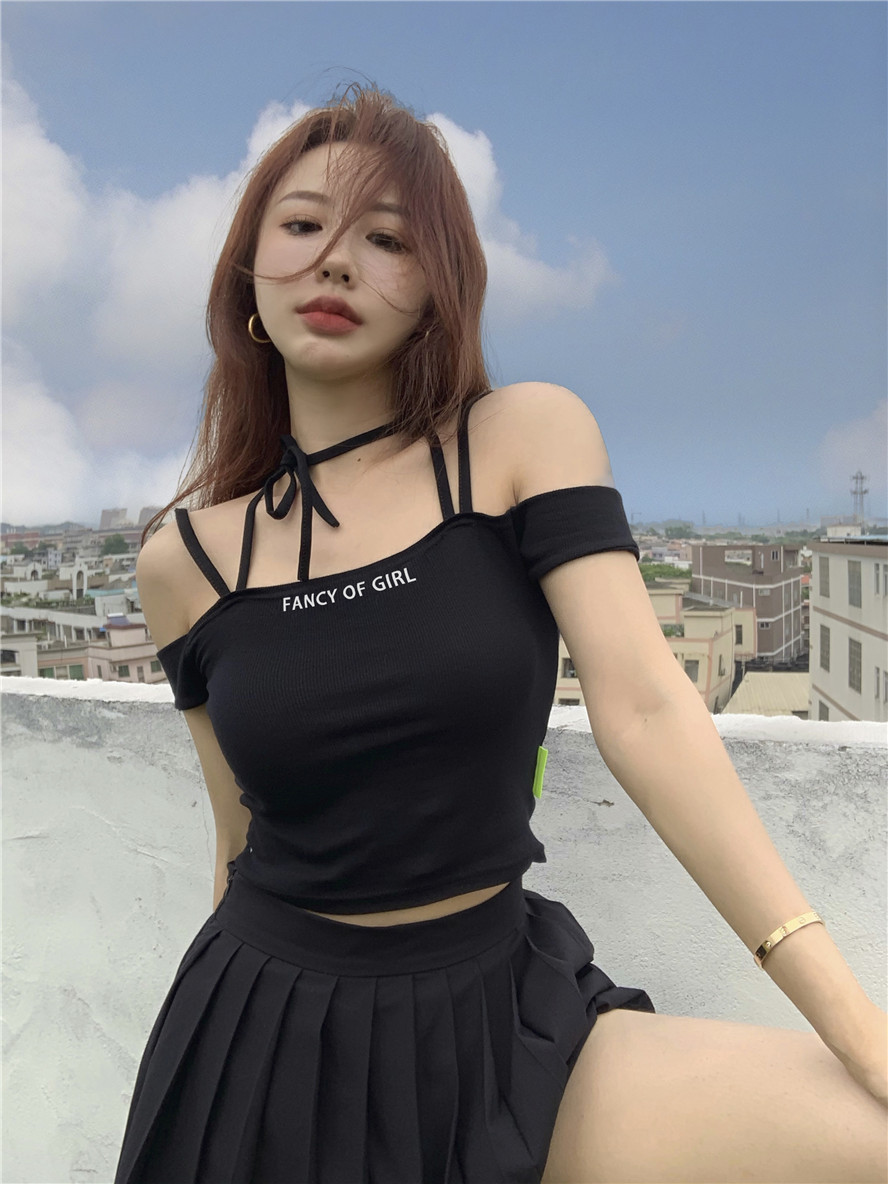 Pleated skirt with letter straps