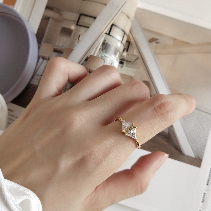 Triangle zircon mesh red niche ring