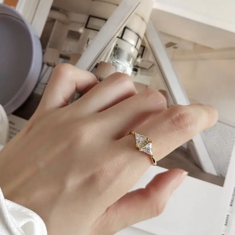Triangle zircon mesh red niche ring