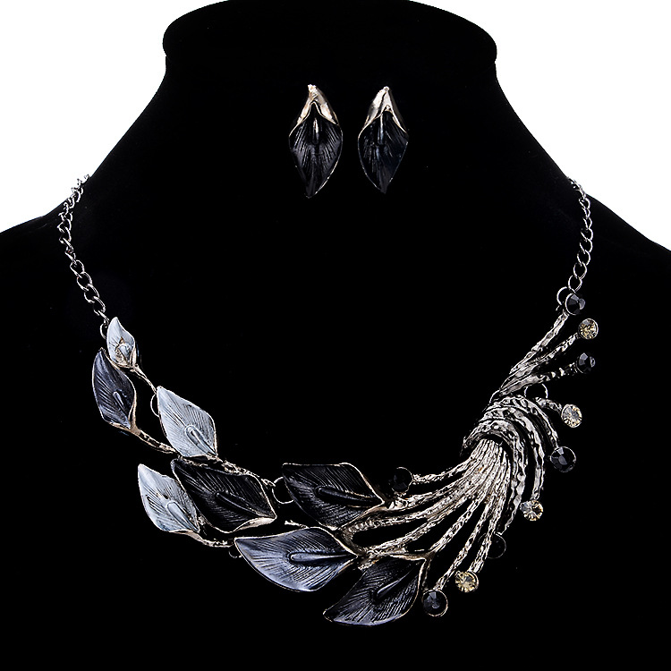Color drip plus diamond curved leaf sweater chain