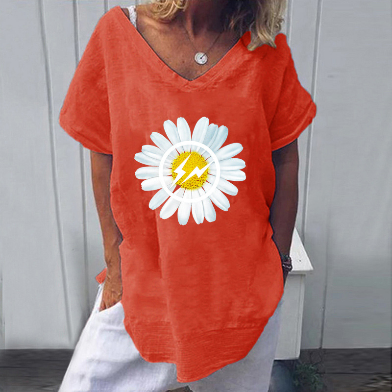 Daisy with the same loose V-neck short sleeve