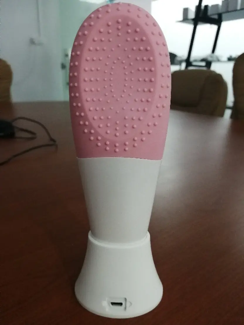 Silicone facial cleanser
