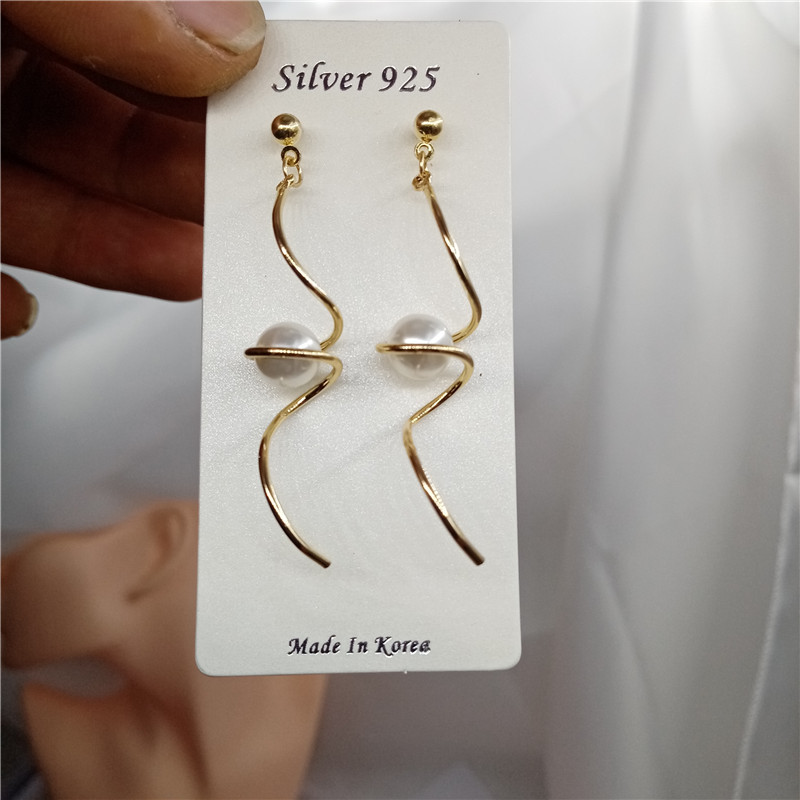 Spiral pearl earrings
