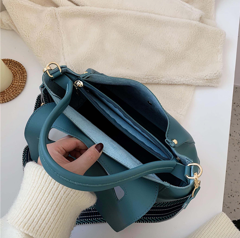 Fashionable and versatile large capacity messenger bag