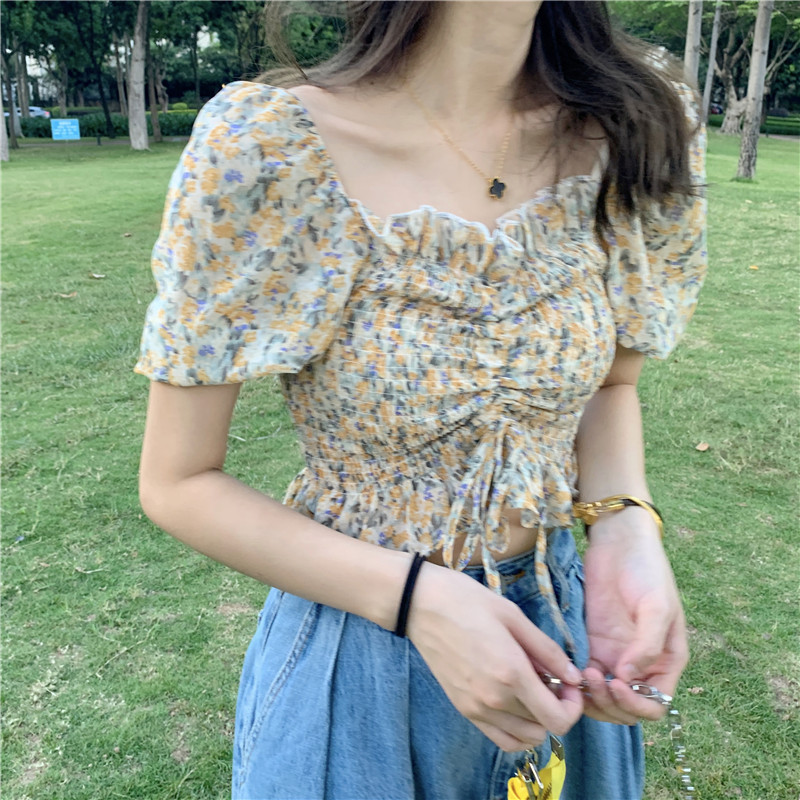 Short vintage floral shirt with bubble sleeves