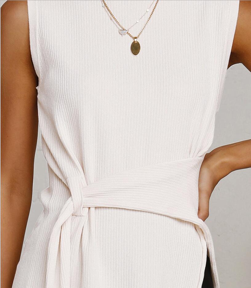 Round neck solid color sleeveless top