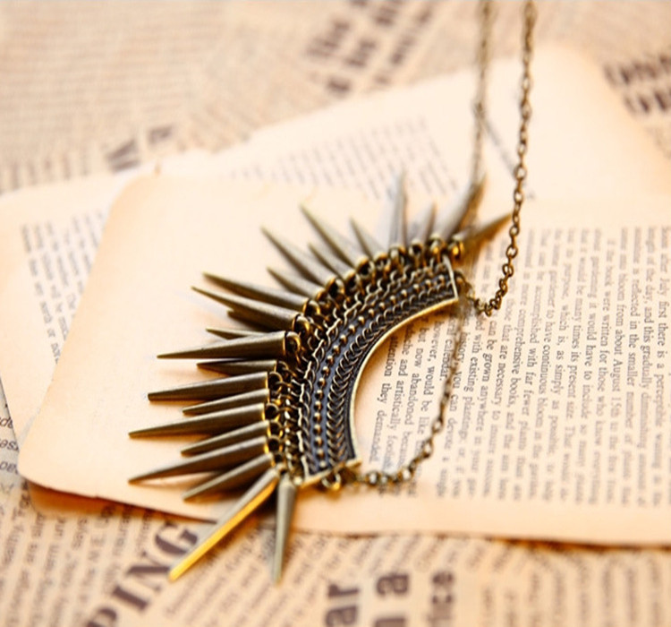 عقد عتيق مزين بشرابات وأزرار