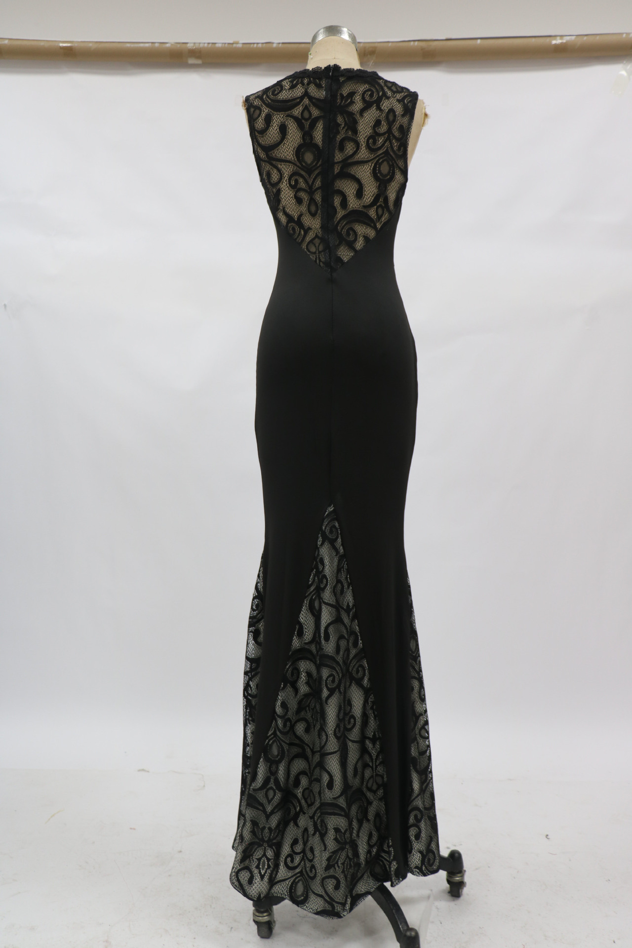 Lace sleeveless slim dress