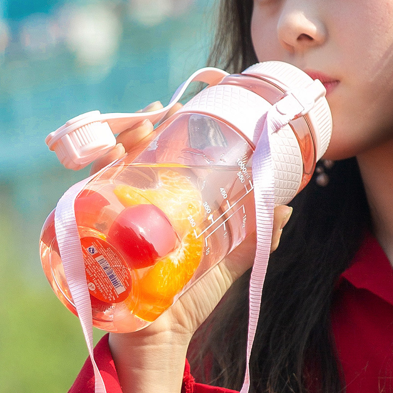 Large capacity outdoor straw cup