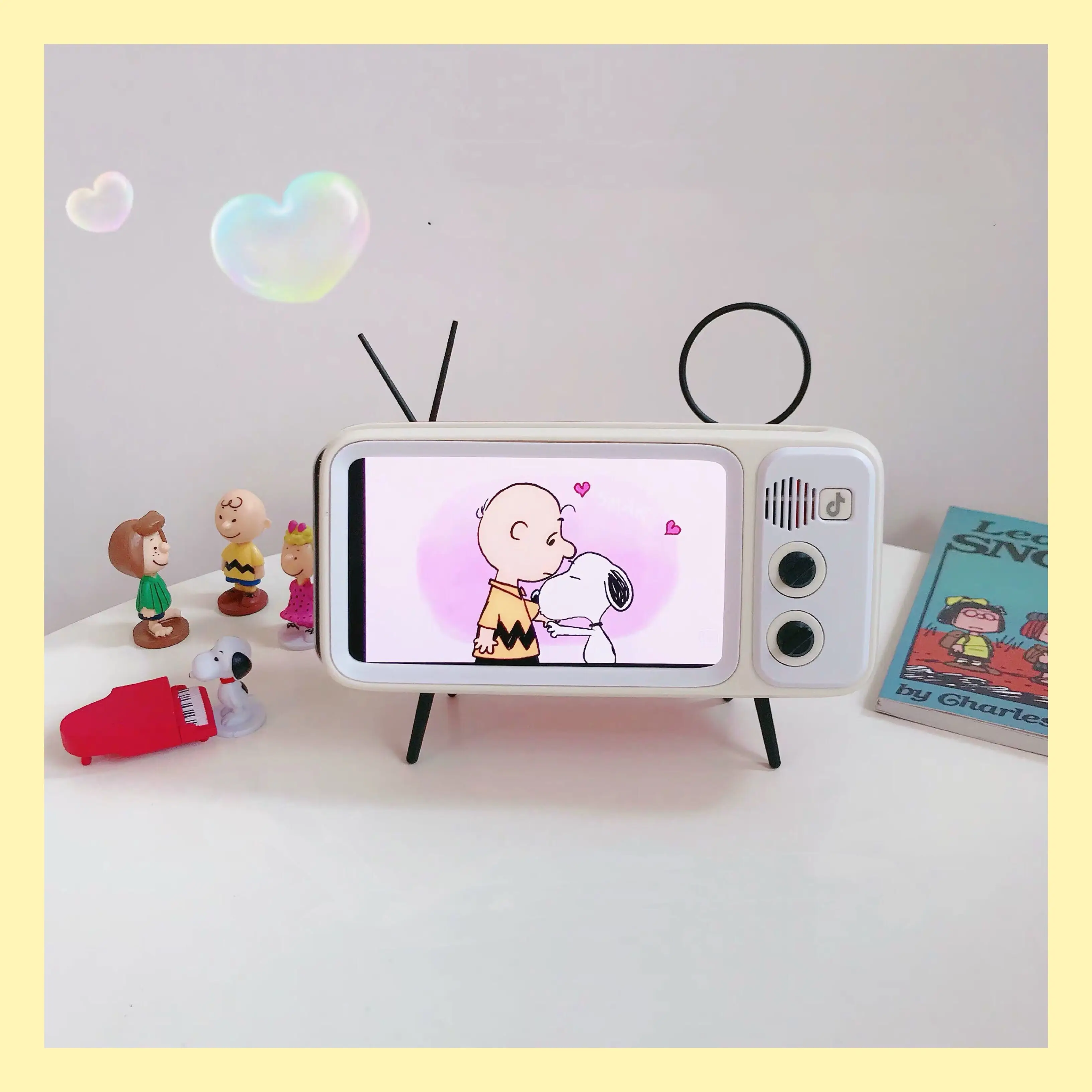 TV Retro Phone Stand
