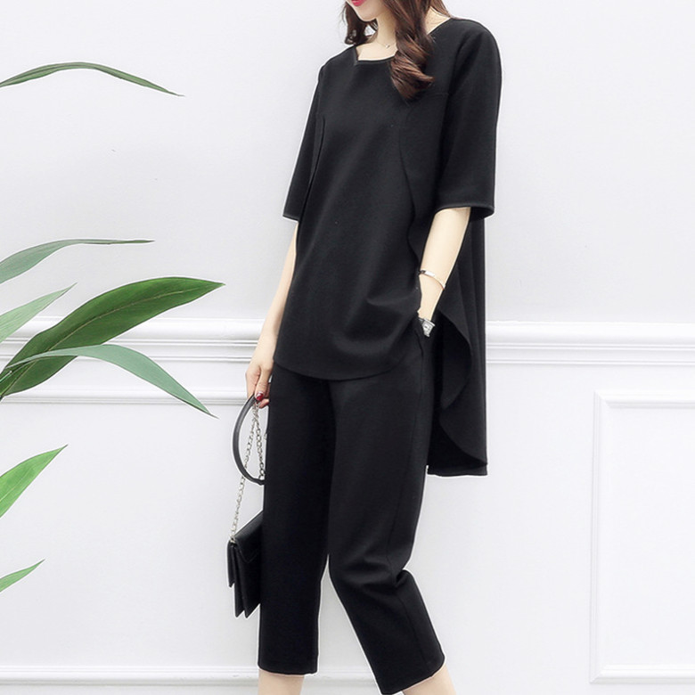 Two-piece fashion and leisure show slimming