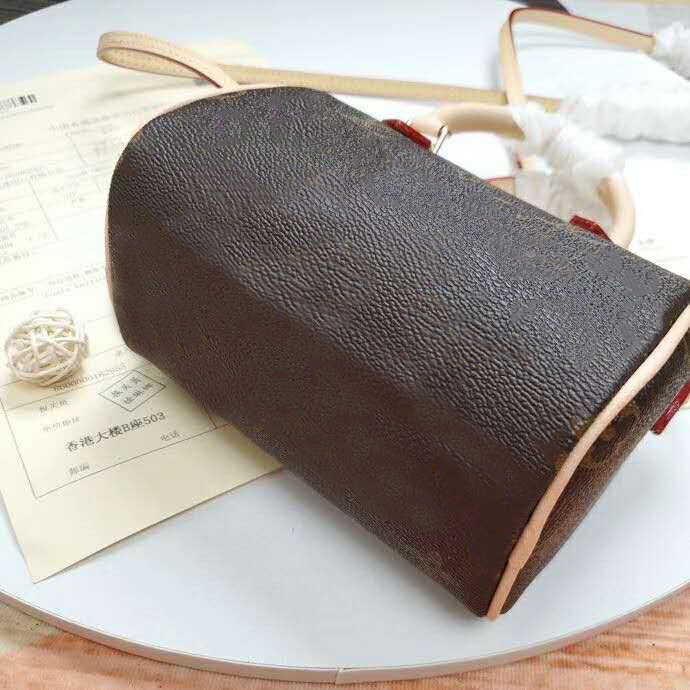 Leather carrying shoulder bag