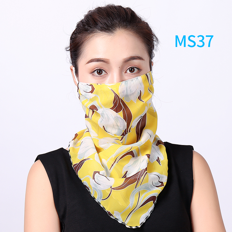 Outdoor riding triangle scarf