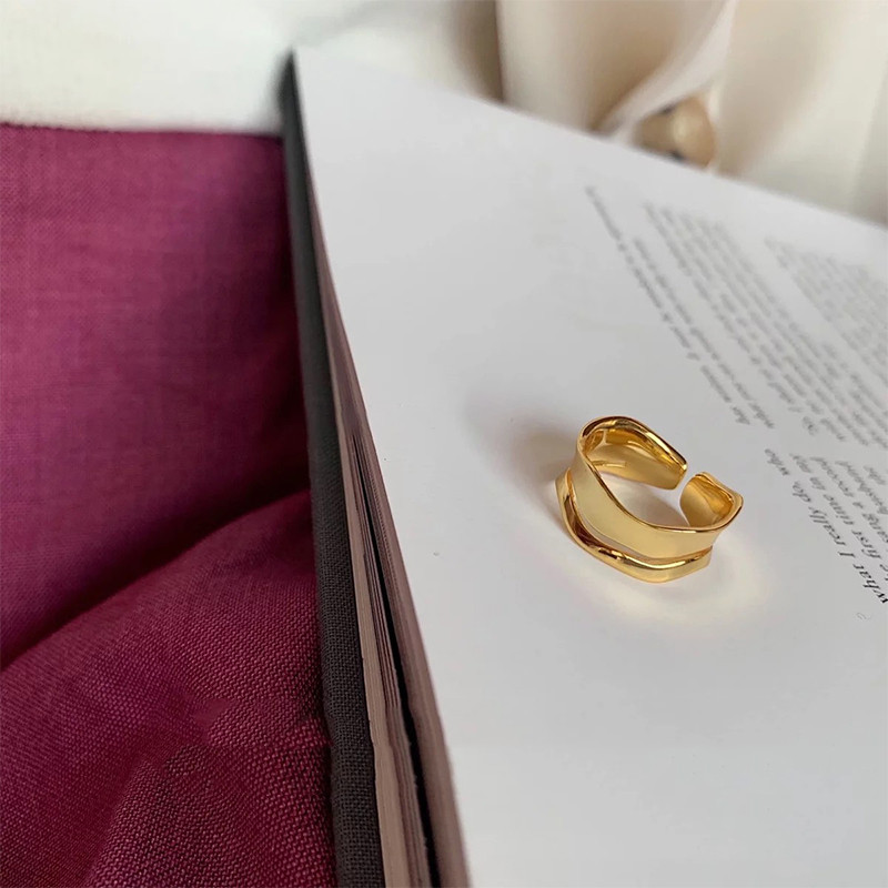 Frosty Wind Niche Wave Curve Ring