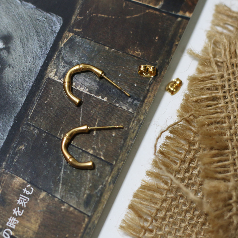 أقراط على شكل أعواد الخيزران