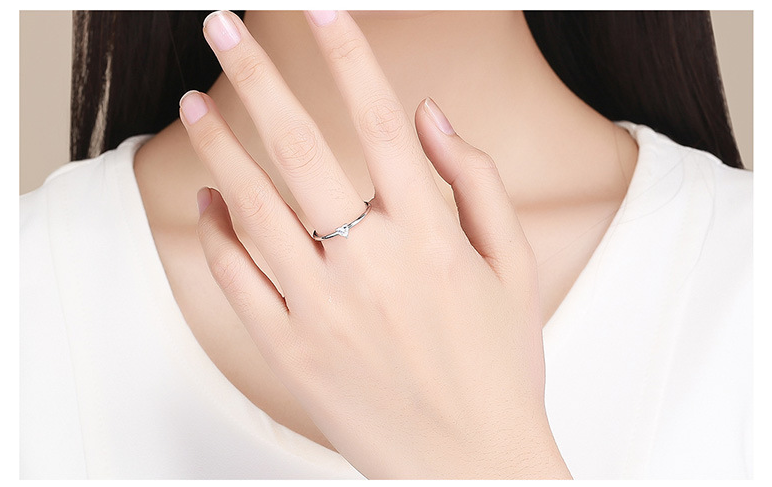 Platinum-plated simple fashion ring