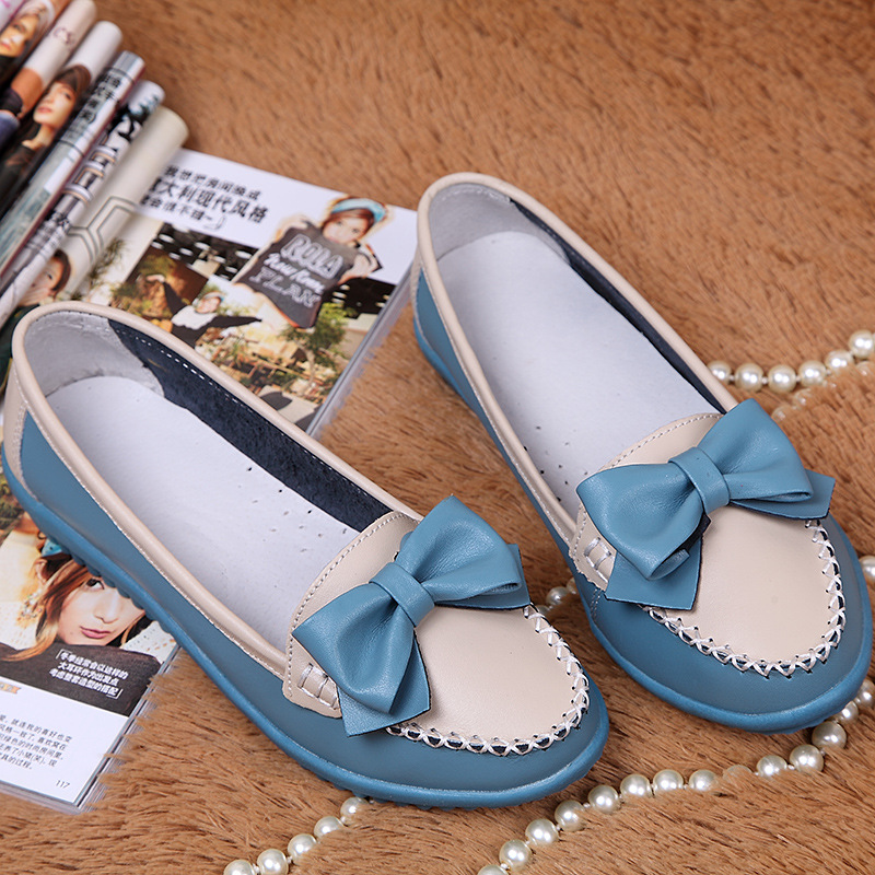 Bow tie color matching mother's shoes