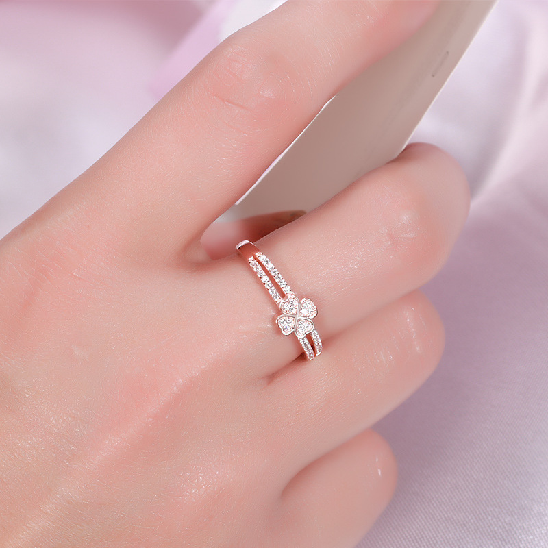 Zircon set clover ring