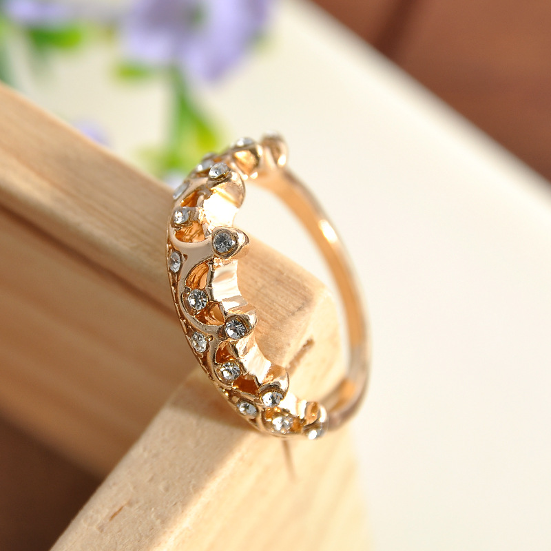 Hollow flash diamond carved crown ring