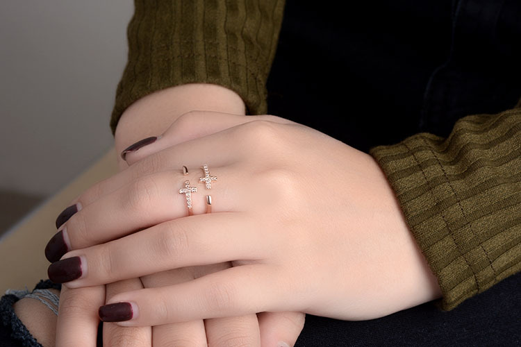 خاتم بتصميم الصليب المزدوج والماس