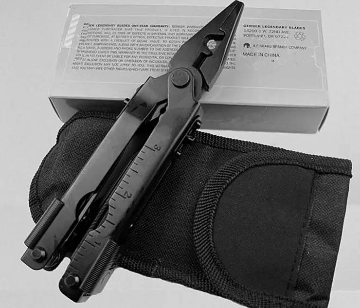 Multifunctional tool folding pliers