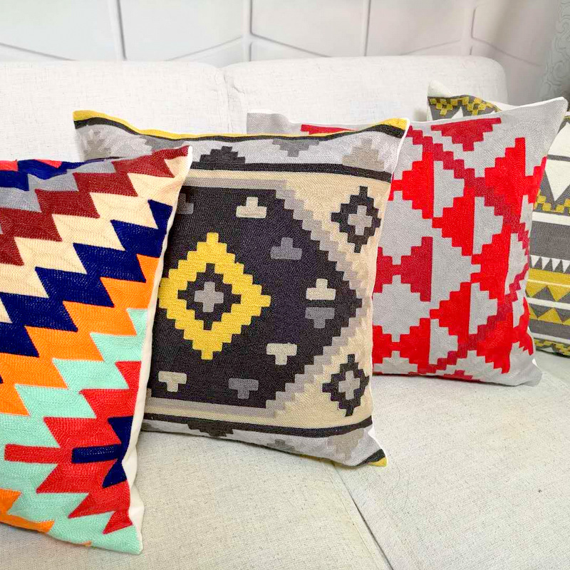 غطاء وسادة بتطريز هندسي