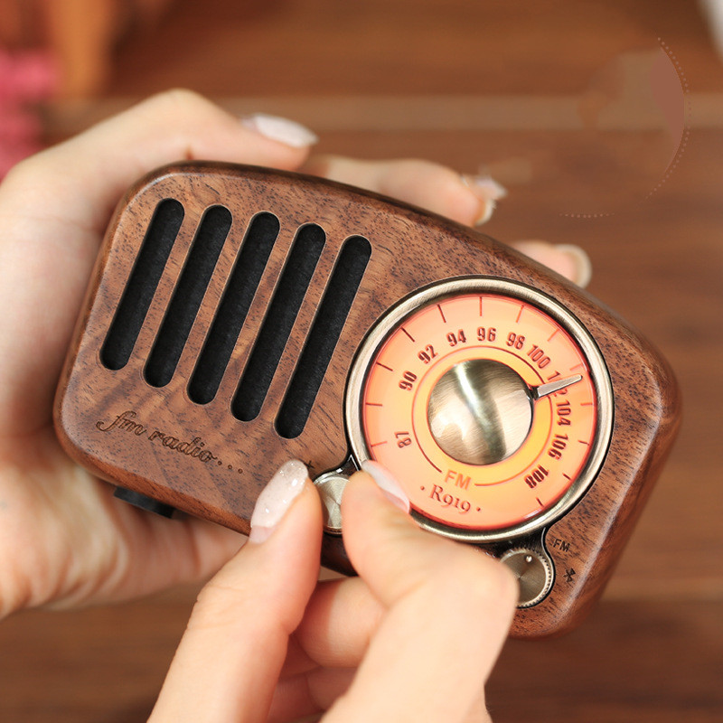 Retro wooden wireless mini speaker - Image 3