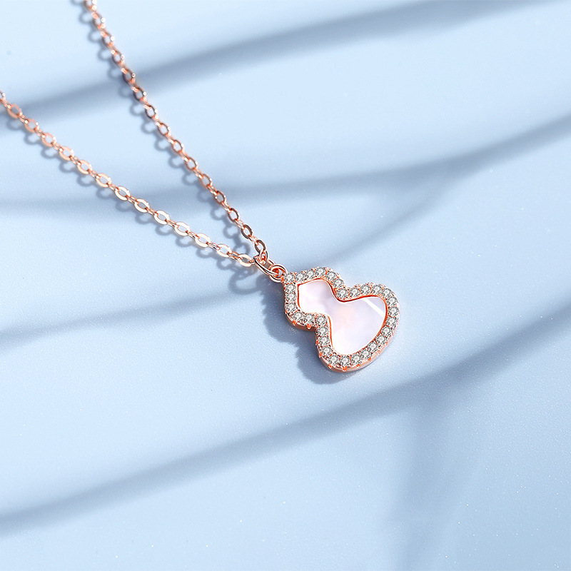 Necklace and gourd pendant set in gold