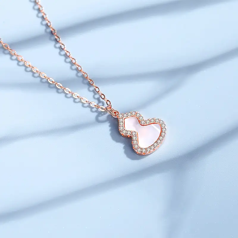 Necklace and gourd pendant set in gold