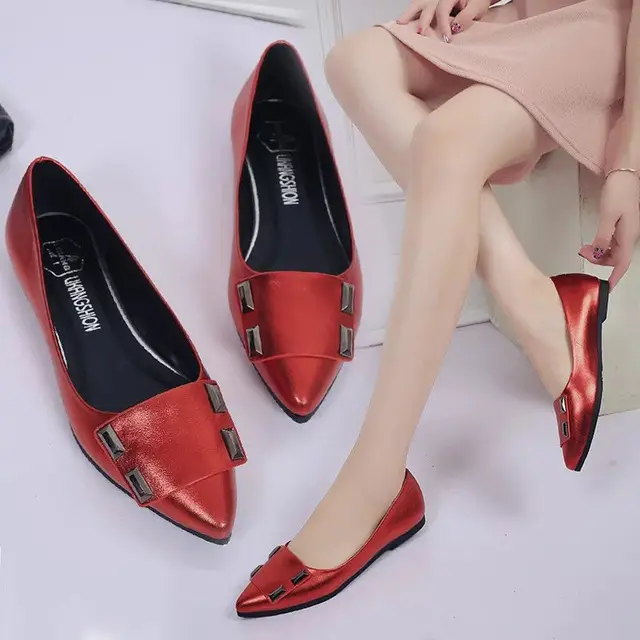 Shallow mouth pointed flat shoes