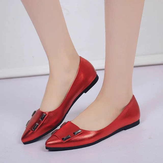 Shallow mouth pointed flat shoes