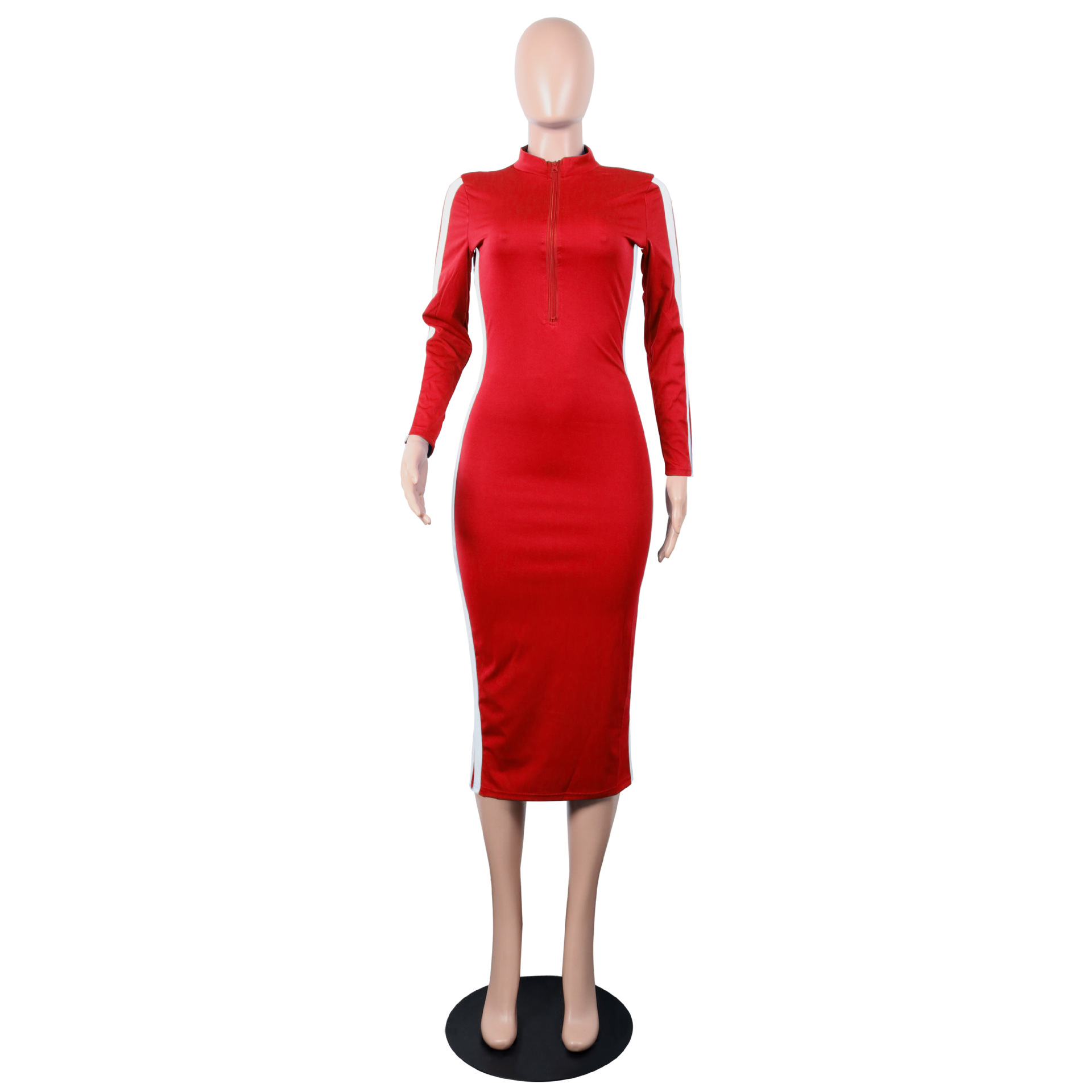 قميص مخطط بأكمام طويلة وياقة على شكل V بسحّاب