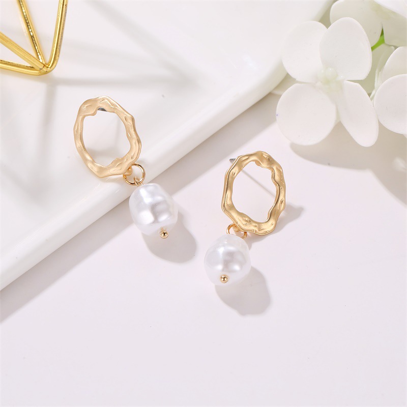 Asian gold geometric wave temperament pearl earring set
