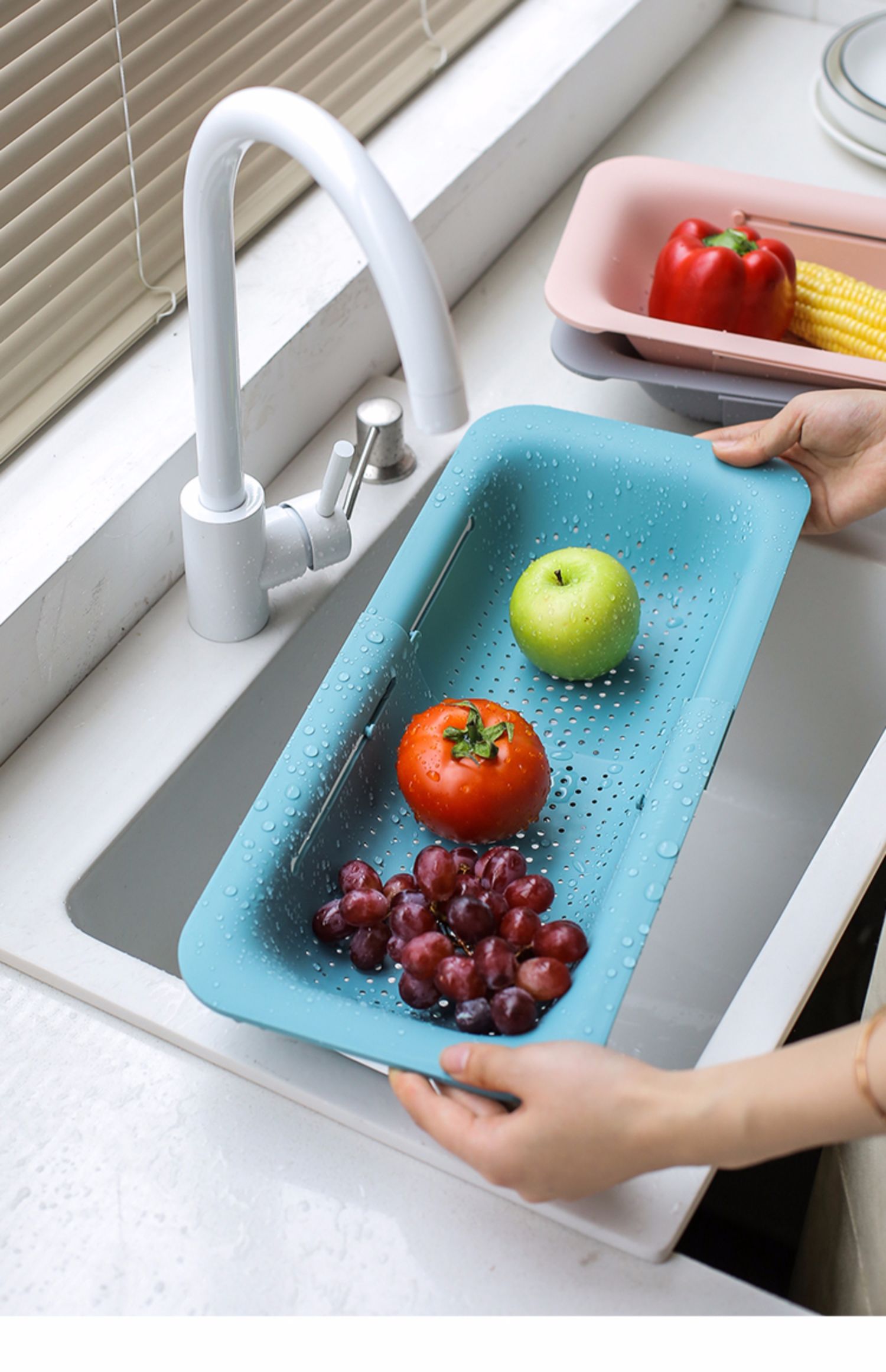 Telescopic drain stand