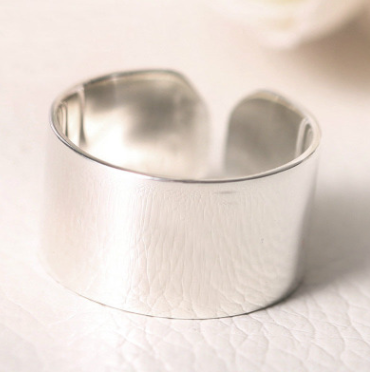 Simple wide face glossy ring