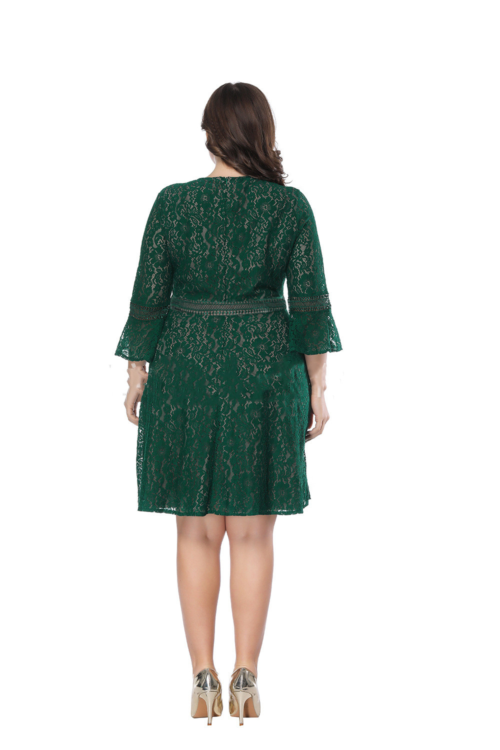 Short lace dress with an empty slit