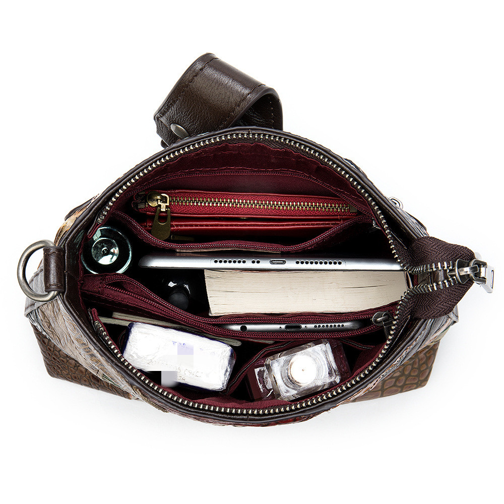 حقيبة نسائية بتطريز جلدي بنمط تقليدي