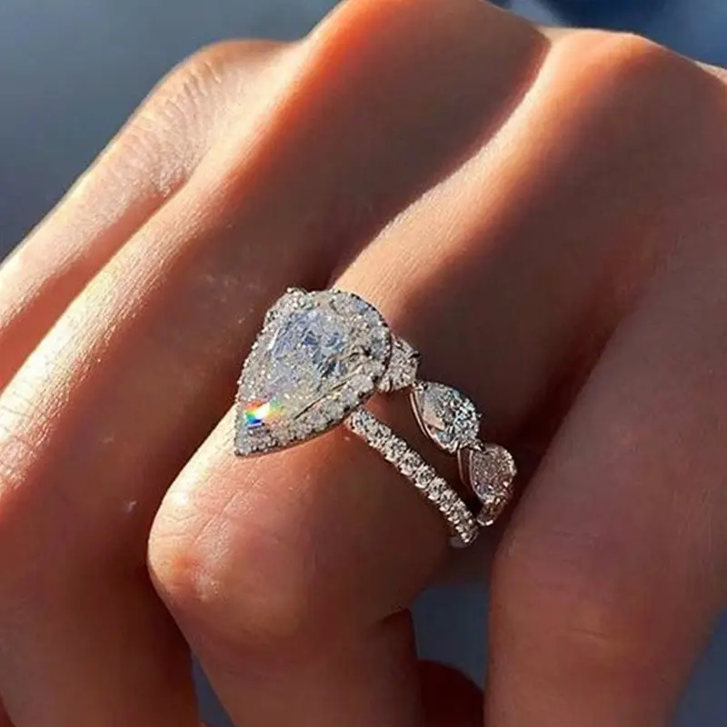 Drop-shaped zircon ring