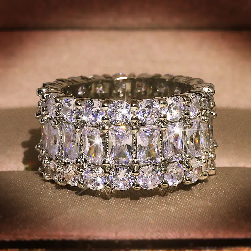 Ring set with zircons